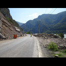 Gegen unkontrollierten Steinschlag werden vorsorglich Felsblöcke gelöst